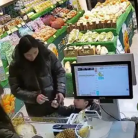 买水果发现异常 提醒店员下班一起走的通知