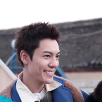 陈伟霆半跪在地上直播