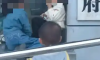 小朋友在政府牌匾上涂鸦 当地回应