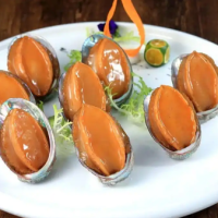 鲜活鲍鱼价格明显走低，逐渐走上日常餐桌