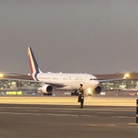 法国总统马克龙抵达北京