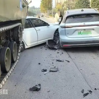 重庆一小车掉头时被装甲车追尾